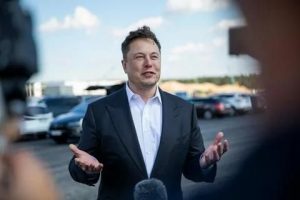 صرح Elon Musk أنه "لا يمكن المضي قدمًا" في شراء Twitter ما لم يتلق توضيحًا بشأن عدد البوتات.