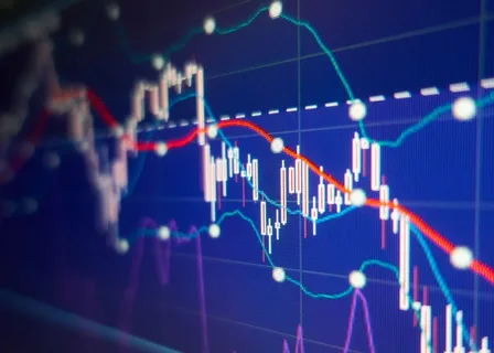 بعد عمليات البيع المكثفة التي حدثت يوم الخميس ، بدأت العقود الآجلة للأسهم بالانخفاض.