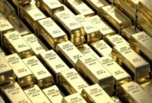 الذهب يتراجع مع انتظار المتداولين